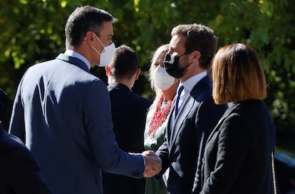 El presidente del Gobierno, Pedro Sánchez (izquierda), saluda al líder del PP, Pablo Casado, al llegar al monasterio de Yuste, donde el Rey entrega este jueves el Premio Europeo Carlos V a la canciller alemana, Angela Merkel.