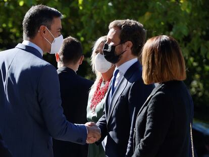 El presidente del Gobierno, Pedro Sánchez (izquierda), saluda al líder del PP, Pablo Casado, al llegar al monasterio de Yuste, donde el Rey entrega este jueves el Premio Europeo Carlos V a la canciller alemana, Angela Merkel.