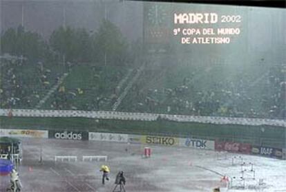 Un momento de la tremenda tormenta que descargó sobre el estadio de La Peineta.