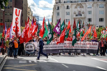 Sindicatos del Metal protestan en Bizkaia contra el bloqueo patronal, que se prolonga desde 2011.