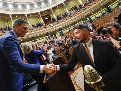 El diputado de Esquerra Republicana de Catalunya (ERC) Gabriel Rufián (d), felicita al presidente del Gobierno, Pedro Sánchez.