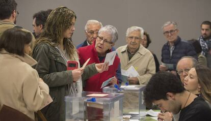 Ambiente, este domingo, en un colegio electoral de Barcelona.