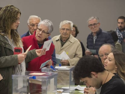 Ambiente, este domingo, en un colegio electoral de Barcelona.