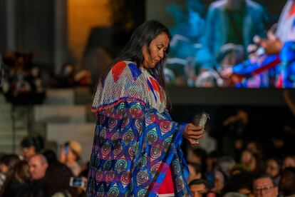 La pasarela esta inspirada en el cuento Kuerhajpiriecha de la poeta Rub Huerta e inici con un performance inspirado en las danzas tradicionales de las comunidades indgenas mexicanas. 