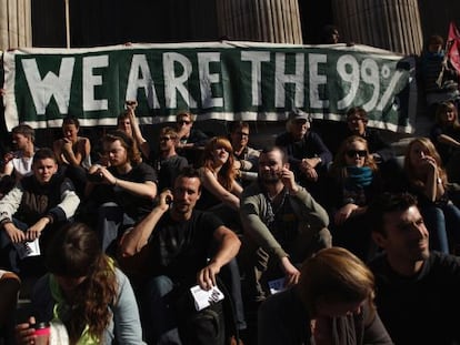 Un grupo de indignados, sentados frente a la catedral de San Pablo durante la protesta global del 15-O