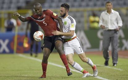 Cyrus y Layún compiten por el balón.