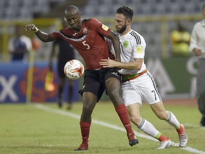 Cyrus y Layún compiten por el balón.