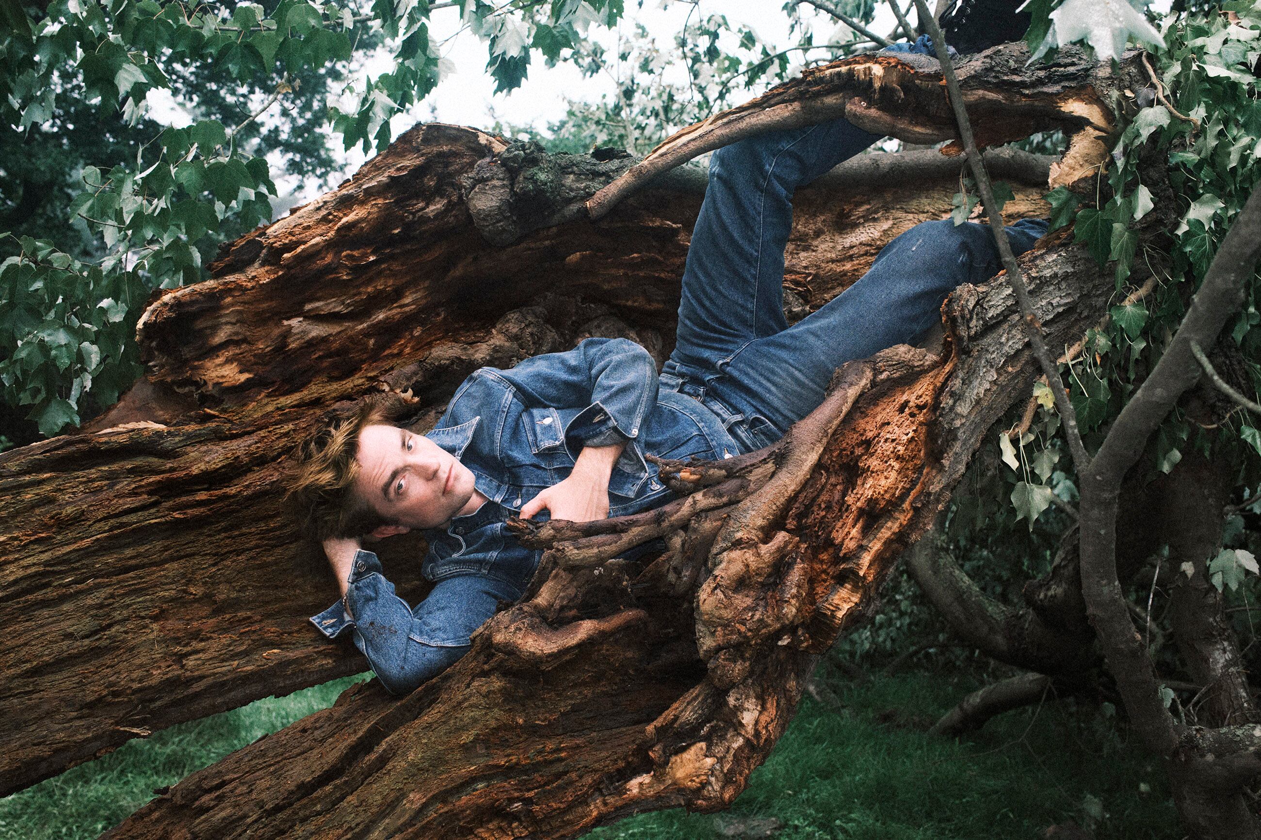 Pattinson viste camisa y pantalón vaquero de DIOR MEN.