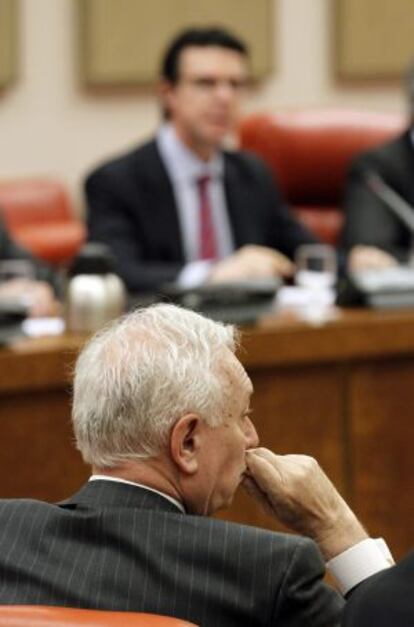 El ministro de Exteriores, José Manuel García-Margallo (en primer plano), asiste a la comparecencia.