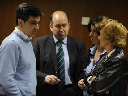 De izquierda a derecha, Mikel Arana (Ezker Batua), Carmelo Barrio, Laura Garrido (ambos del PP) y la socialista Blanca Roncal, durante la última reunión de la comisión de investigación, celebrada el pasado día 29 de marzo.