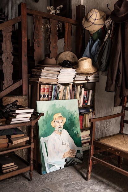 En un rincón de la casa se encuentra este retrato de Santiago Alba Rico pintado por su hermano Nicolás.