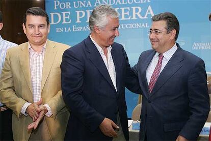 Antonio Sanz, Javier Arenas y Juan Ignacio Zoido, ayer, en el comité ejecutivo del PP en Córdoba.