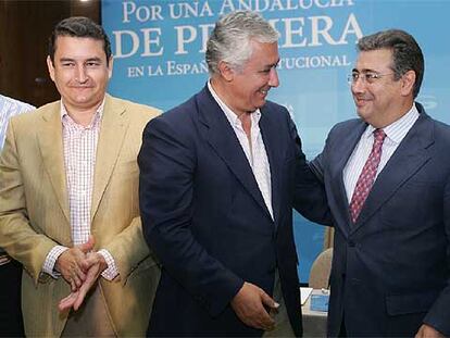 Antonio Sanz, Javier Arenas y Juan Ignacio Zoido, ayer, en el comité ejecutivo del PP en Córdoba.