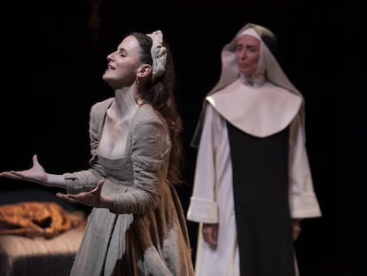 Las actrices Mar&iacute;a Pastor (primer t&eacute;rmino) y Chusa Barbero en la obra de teatro &#039;Fuga mundi&#039;, representada el a&ntilde;o pasado en la sala La Guindalera, en Madrid.