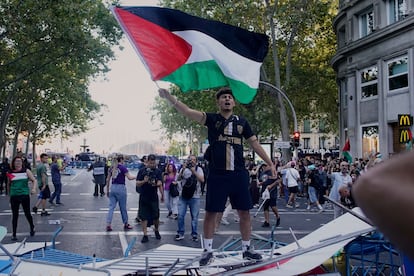 Un manifestante después de que la Vuelta quedara suspendida, en Madrid.