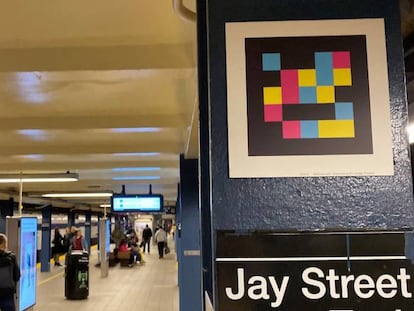 El marcador digital NaviLens (en primer plano a la derecha), en la estación Jay Street del metro de Nueva York.