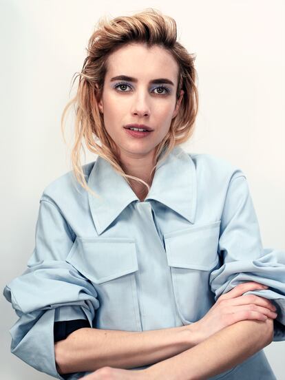 Emma Roberts lleva chaqueta de Boss.