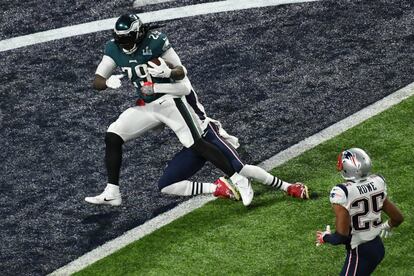 El corredor de los Philadelphia Eagles LeGarrette Blount anota un pase profundo durante la segunda midad de la Super Bowl en el U.S. Bank Stadium.