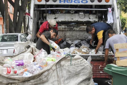 Recolectores de basura trabajando en la Ciudad de México. 