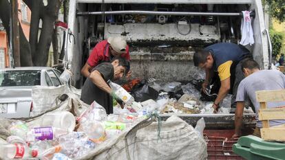 Recolectores de basura trabajando en la Ciudad de México. 