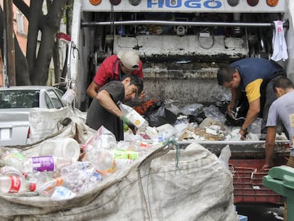 Recolectores de basura trabajando en la Ciudad de México. 