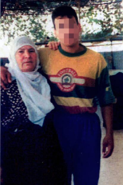 El palestino Walid Ibrahim Hijazi con su madre en Jan Yunes, en Gaza, antes de marcharse a los 18 años.