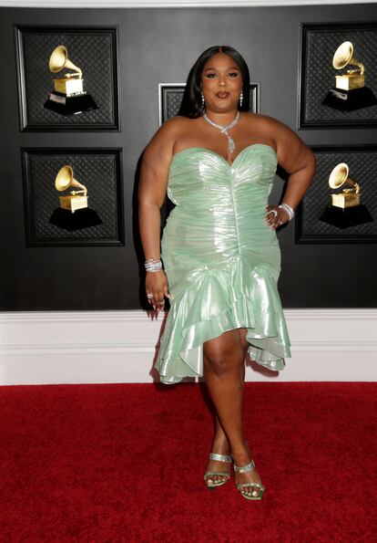 Lizzo, con vestido metalizado fruncido y escote corazón de Balmain.