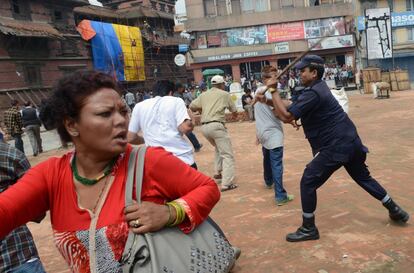 Enfrentamientos en Nepal entre policía y manifestantes durante las protestas contra el borrador de la nueva Constitución, en Katmandú.
