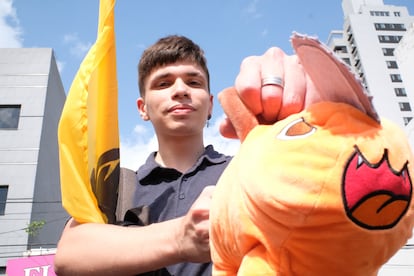 Facundo Sastre, estudiante de Ingeniería, muestra una sierra de peluche. 