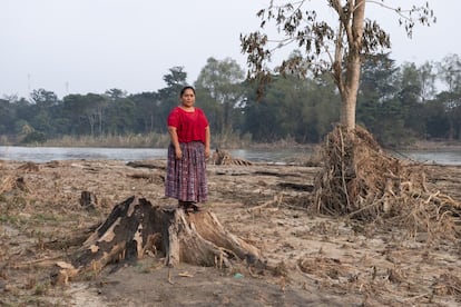 Ana Rosalía Cul, líder comunal y afectada: “Los daños causados por Eta en este departamento de Alta Verapaz son mayores que cuando pasó por Centroamérica el destructivo huracán Mitch, en octubre de 1998, pero entonces no teníamos hidroeléctricas sobre nuestros ríos”, insiste.