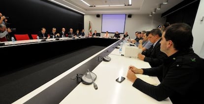 Asistentes a la reunión sobre el futuro de Fagor. En el ala izquierda, los representantes de la empresa y de MCC.