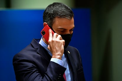 Pedro Sanchez hablando por móvil durante la discusión para el acuerdo de reconstrucción europea. EFE/EPA/JOHN THYS / POOL