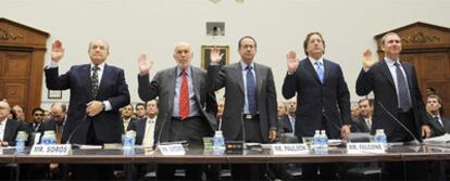 Algunos de los mayores gestores de &#39;hedge funds&#39;, Soros, Simons, Paulson, Falcone y Griffin (de izquierda a derecha), prestan juramento ante la Cámara de Representantes de EE UU.
