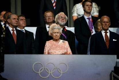Isabel II presidió la inauguración de la Juegos Olímpicos de Londres de 2012 y allí demostró que también tiene sentido del humor al simular tirarse desde un helicóptero acompañada de James Bond.