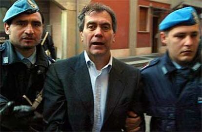 Dos policías conducen a Fausto Tonna a los juzgados de Parma.