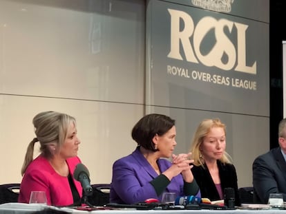 La ministra principal de Irlanda del Norte, Michelle O'Neill (izquierda) y la presidenta del Sinn Féin, Mary Lou McDonald (a su lado), este jueves en Londres.