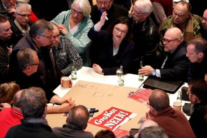 Andrea Nahles (centro), llamada presidir el SPD en abril, durante un debate con miembros del partido el 18 de febrero en Kamen.