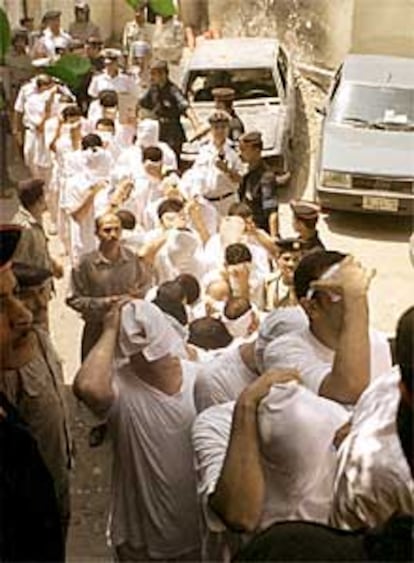 Los acusados de prácticas homosexuales, al llegar al tribunal de El Cairo.