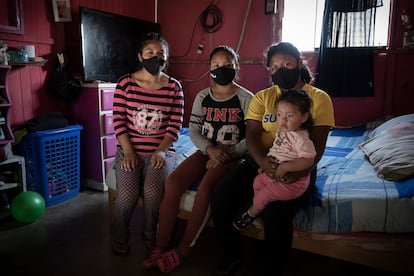 Medaly y sus hermanas Nayeli, Jimena y Yamilet, que nació durante la pandemia, en su casa del barrio 30 de octubre de Lima, en Perú.