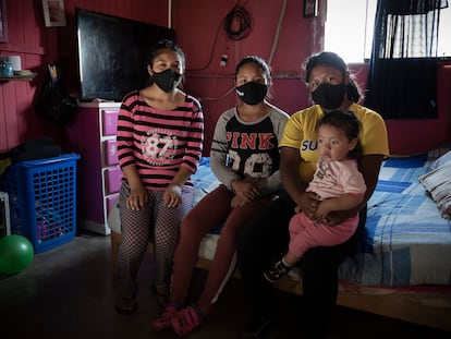 Medaly y sus hermanas Nayeli, Jimena y Yamilet, que nació durante la pandemia, en su casa del barrio 30 de octubre de Lima, en Perú.