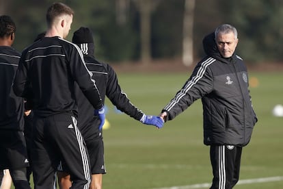 Jose Mourinho saluda a sus jugadores a la llegada al entrenamiento del martes.