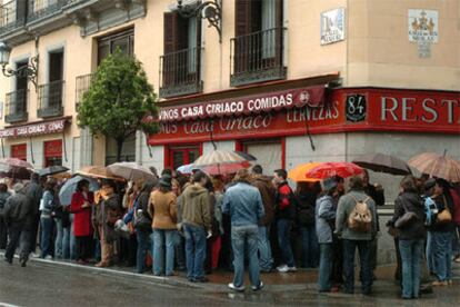 Asistentes a la <i>Noche de Max Estrella</i>, un recorrido lúdico teatral que congrega a teatreros en Madrid.