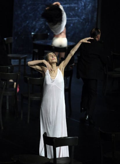 Pina Bausch en <i>Café Müller</i> representado en Barcelona en 2008.