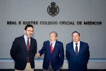 Alfonso Carmona, presidente del Colegio de Médicos de Sevilla (centro), junto a los abogados Servando Meana (izq.) y Santiago Campo (drcha.), el pasado viernes.