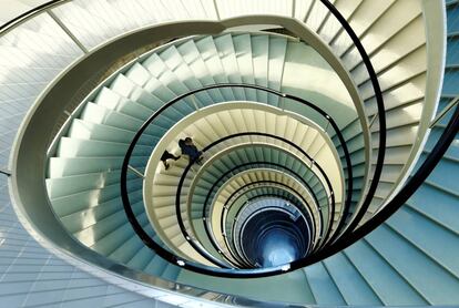 Dos empleados bajan las escaleras de la sede de Nestlé en Vevey, Suiza.