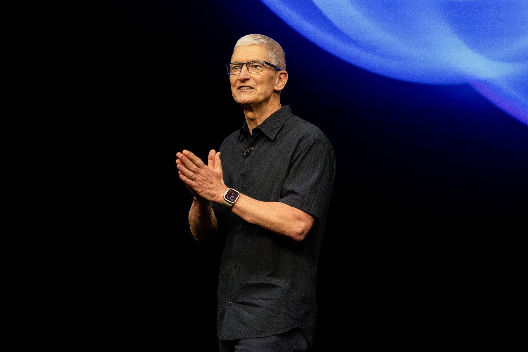 El sueldo de Tim Cook como jefe de Apple subió un 18% en 2024, hasta 74,6 millones de dólares