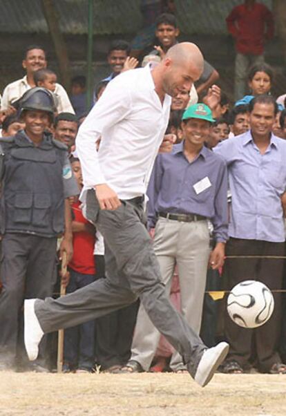 El futbolista frencés ha viajado a Bangladesh para inaugurar la Grameen Danone Foods Ltd., una asociación entre el Grameen Bank, la institución financiera especializada en microcréditos sin aval, y la multinacional Danone.