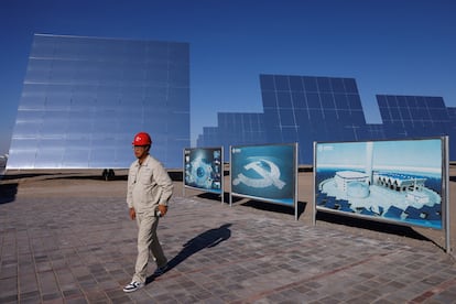 Un empleado en el Parque Industrial Fotovoltaico de Dunhuang, en la provincia de Gansu, China