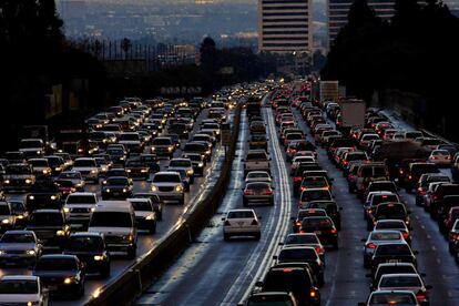 Tráfico en una carretera de salida de Los Ángeles.