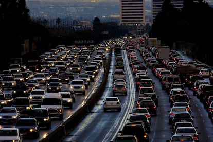 Tráfico en una carretera de salida de Los Ángeles.